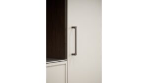 Griff PUNTO Eiche FSC 100% - Dunkelbraun - 172 mm lang  vor weißem Hintergrund