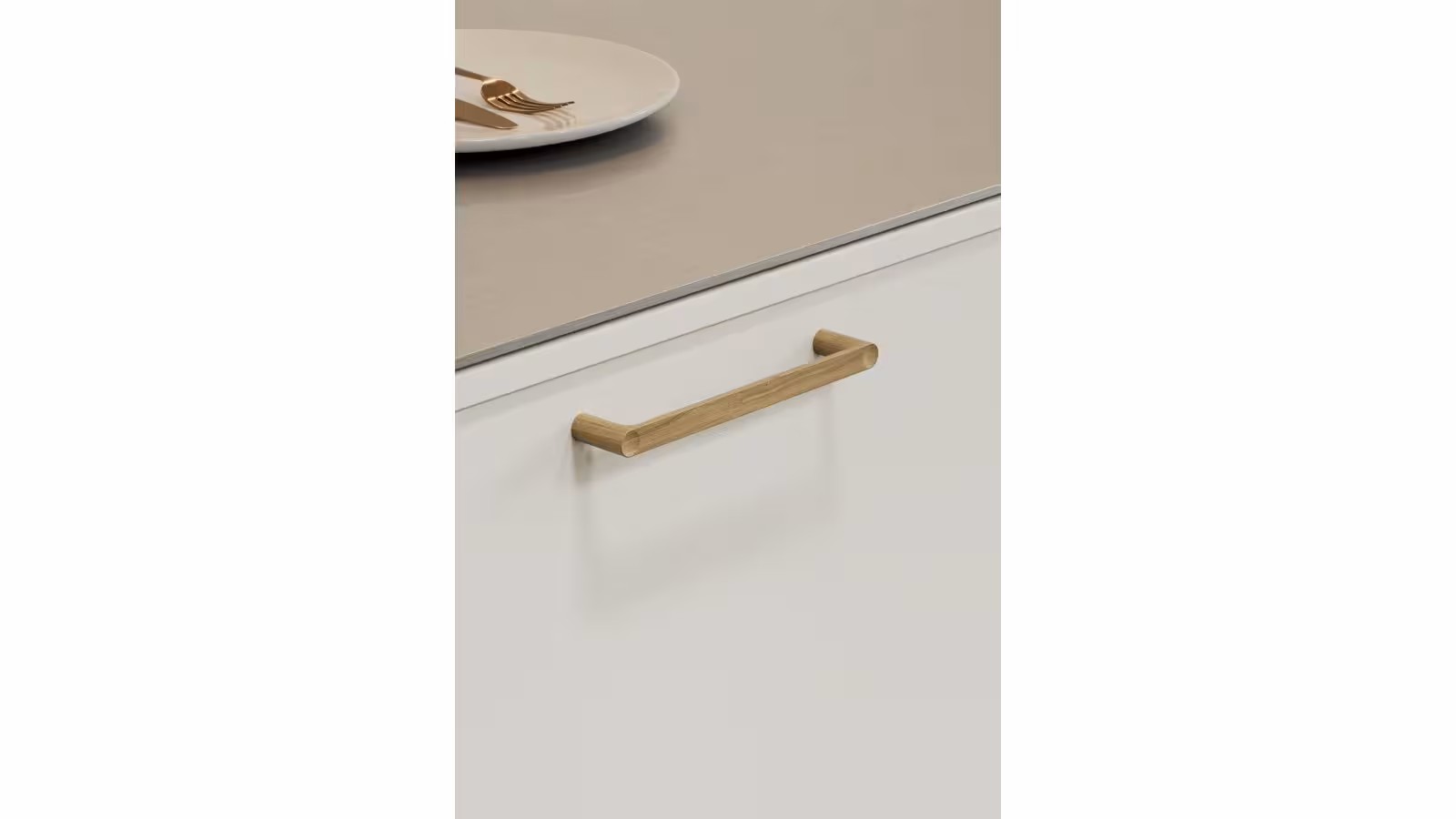 Griff PUNTO Eiche FSC 100% - Lackiert - 172 mm lang  vor weißem Hintergrund