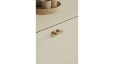 Griff PUNTO Eiche FSC 100% - Lackiert - 44 mm lang  vor weißem Hintergrund