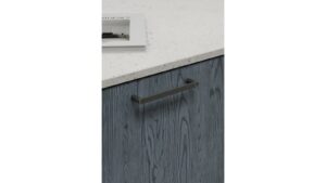 Griff PUNTO Zink - Schwarz matt - 172 mm lang  vor weißem Hintergrund