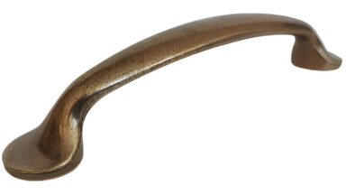 Griff Pfedelbach Metall - patiniertes Messing - 170 mm lang vor weißem Hintergrund