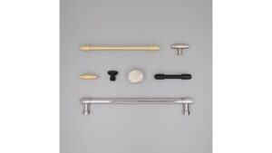 Griff Südharz Druckguss vernickelt feingeschliffen - 339 mm lang  vor weißem Hintergrund