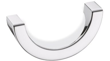 Griff Weilmünsterarktflecken Metall - Chrom glänzend galvanisiert - 74 mm lang vor weißem Hintergrund