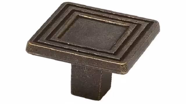 Knopf Biblis Metall - patiniertes Messing - 30 mm lang vor weißem Hintergrund