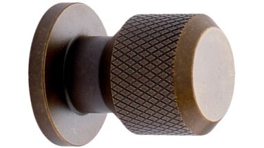 Knopf MANOR-Round Zink - Messing antik - 30 mm lang  vor weißem Hintergrund