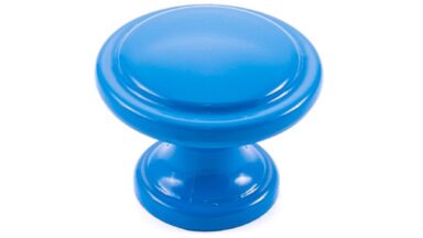 Knopf Nittendorf Metall - Blaues Halbglanzpulver - 30 mm lang vor weißem Hintergrund