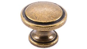 Knopf Nittendorf Metall - patiniertes Messing - 30 mm lang  vor weißem Hintergrund