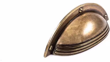 Muschelgriff Tecklenburg Metall - patiniertes Messing - 93 mm lang vor weißem Hintergrund