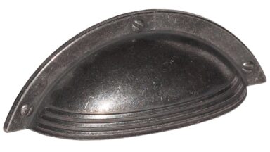 Muschelgriff Tecklenburg Metall - Antik Nickel - 93 mm lang  vor weißem Hintergrund