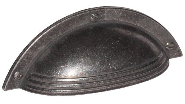 Muschelgriff Tecklenburg Metall - Antik Nickel - 93 mm lang  vor weißem Hintergrund