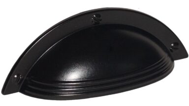 Muschelgriff Tecklenburg Metall - Schwarz seidenmatt Pulverbeschichtung - 93 mm lang  vor weißem Hintergrund