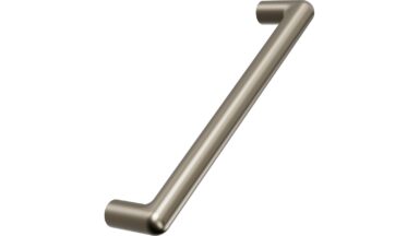 Griff ARCADE Zink - Messing gebürstet - 334 mm lang vor weißem Hintergrund