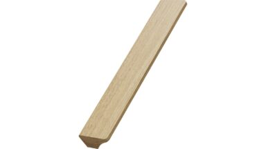 Griff BAUM Eiche FSC 100% - Klar lackiert - 200 mm lang vor weißem Hintergrund