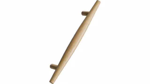 Griff TIDE Eiche FSC 100% - Klar lackiert - 240 mm lang vor weißem Hintergrund