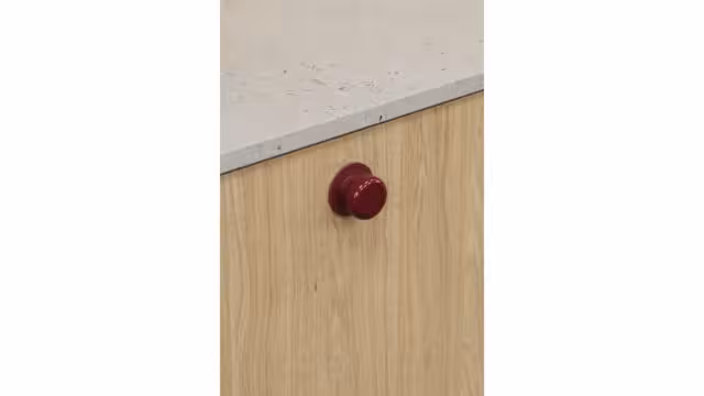 Griff COLETTE Zink - Rot - 50 mm lang  vor weißem Hintergrund