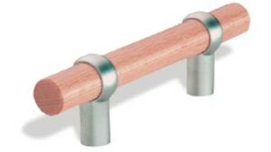 Stangengriff Maisach Holz - Druckguss buche natur lackiert chrom matt - 166 mm lang vor weißem Hintergrund