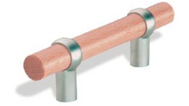 Stangengriff Maisach Holz - Druckguss buche natur lackiert chrom matt - 166 mm lang vor weißem Hintergrund