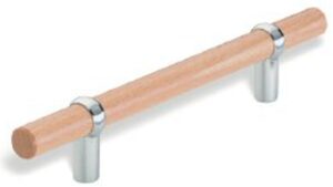 Stangengriff Neuenrade Holz - Druckguss buche natur lackiert chrom glänzend - 206 mm lang vor weißem Hintergrund
