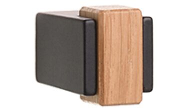 Haken Elsenfeld-Haken Metall - Schwarz matt pulverbeschichtet + Holzbügel - 50 mm lang vor weißem Hintergrund