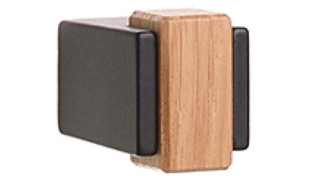 Haken Elsenfeld-Haken Metall - Schwarz matt pulverbeschichtet + Holzbügel - 50 mm lang vor weißem Hintergrund