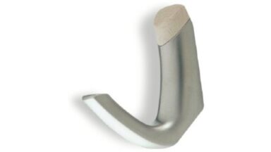 Haken Schwäbisch-Gmünd Kunststoff holzeffekt rotbuchenfarbig galvanisiert nickel matt - 106 mm lang vor weißem Hintergrund