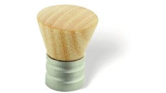 Knopf Hagenow Holz - esche natur lackiert, Zinkdruckguß - chrom matt - 20 mm lang  vor weißem Hintergrund