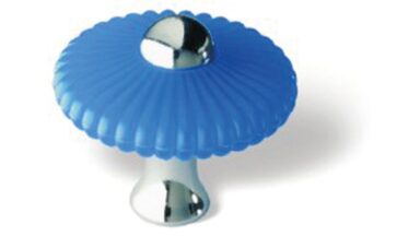 Knopf Neustadt Kunststoff Glaseffekt matt - blau, Zinkdruckguß - chrom glänzend - 32 mm lang vor weißem Hintergrund