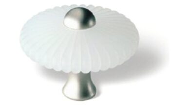 Knopf Neustadt Kunststoff Glaseffekt matt - natur, Zinkdruckguß - matt vernickelt - 37 mm lang vor weißem Hintergrund