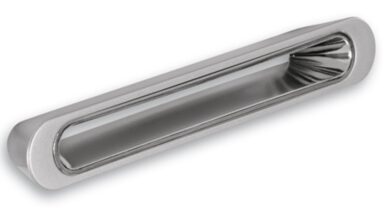 Griffleiste Gundelfingen Kunststoff metallisiert chrom glänzend - 156 mm lang vor weißem Hintergrund