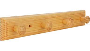 Hakenleiste Mutterstadt Holz kiefer natur lackiert - 300 mm lang vor weißem Hintergrund