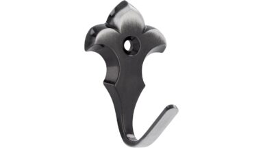 Haken Neubrandenburg Druckguss eisenfarbig brüniert getrommelt - 46 mm lang vor weißem Hintergrund