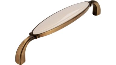 Griff Bad-Aibling Druckguss - Kunststoff altmessing brüniert gebürstet beige - 138 mm lang vor weißem Hintergrund