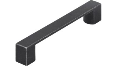 Griff Bad-Krozingen Druckguss eisenfarbig getrommelt matt - 162 mm lang vor weißem Hintergrund