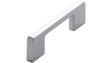 Griff Bad-Reichenhall Druckguss chrom glänzend - 108 mm lang vor weißem Hintergrund