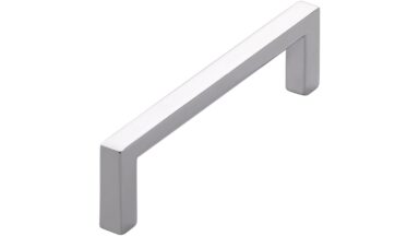 Griff Bruckmühl Druckguss chrom glänzend - 104 mm lang  vor weißem Hintergrund
