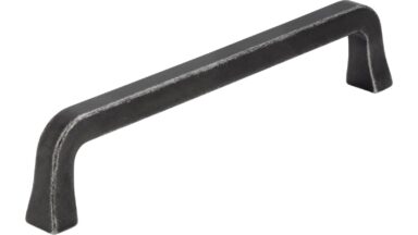 Griff Marktheidenfeld Druckguss eisenfarbig getrommelt matt - 139 mm lang vor weißem Hintergrund