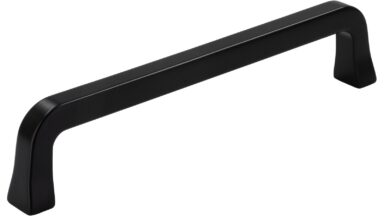 Griff Marktheidenfeld Druckguss schwarz matt pulverbeschichtet - 139 mm lang vor weißem Hintergrund