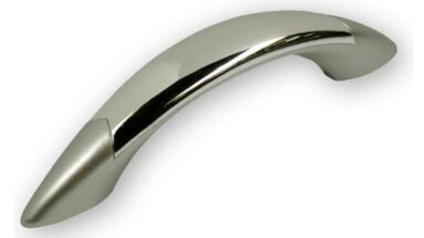 Griff Marpingen Kunststoff metallisiert - chrom glänzend - 124 mm lang vor weißem Hintergrund