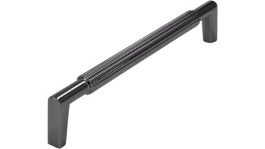 Griff Stripes-Massiv Druckguss schwarz chrom - 168 mm lang vor weißem Hintergrund