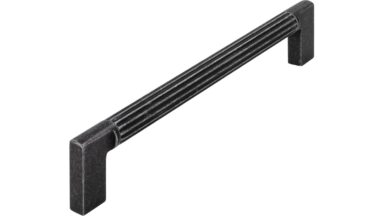 Griff Stripes Aluminium/Druckguss eisenfarbig getrommelt matt eisenfarbig - 174 mm lang vor weißem Hintergrund