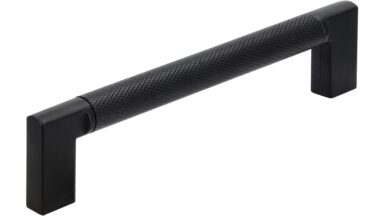 Griff Threesixty Aluminium - Druckguss schwarz matt pulverbeschichtet - 142 mm lang vor weißem Hintergrund