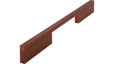 Griff Wendlingen Aluminium Bronze dunkel gebürstet - 252 mm lang vor weißem Hintergrund