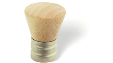 Knopf Hagenow Holz - Druckguss buche natur lackiert matt vernickelt - 20 mm lang vor weißem Hintergrund