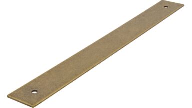 Unterlage Quakenbrück Druckguss messingfarbig getrommelt matt - 222 mm lang vor weißem Hintergrund