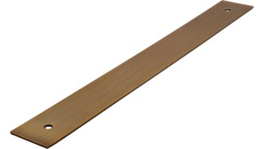 Unterlage Quakenbrück Druckguss messing schwarz gebürstet - 222 mm lang vor weißem Hintergrund